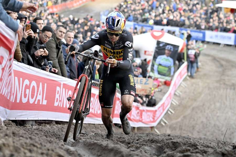 Wout van Aert havde hele sandkassen for sig selv i den legendariske sandgrav, De Kuil, da han først var kørt fra konkurrenterne.