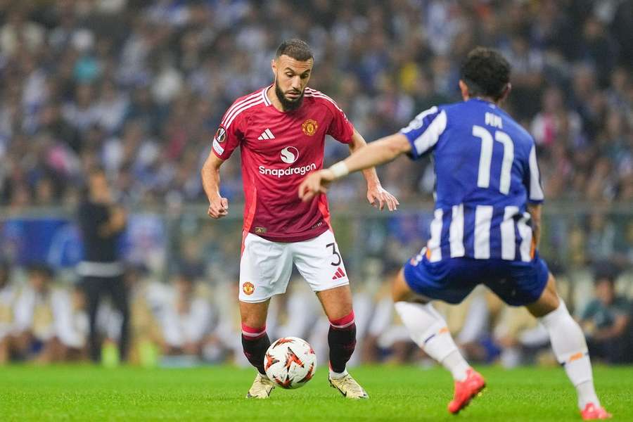 Noussair Mazraoui, în duelul FC Porto - Man United din etapa a 2-a din Europa League