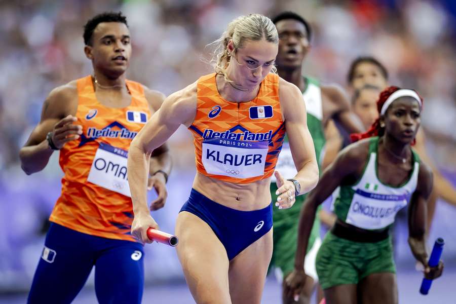 Eugene Omalla en Lieke Klaver tijdens de 4 x 400 meter