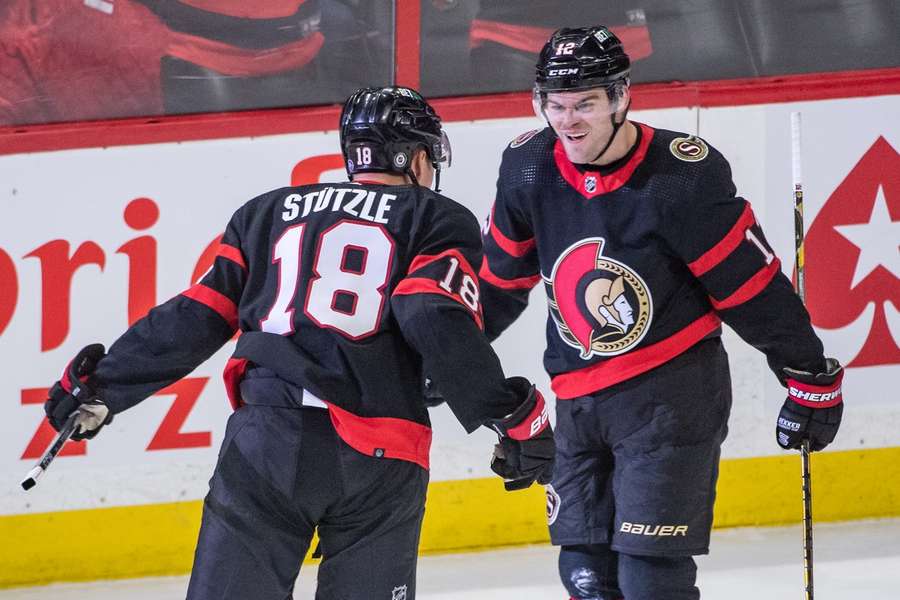 Tim Stützle (l.) feiert mit Teamkollege Alex DeBrincat seinen Treffer gegen die Toronto Maple Leafs.