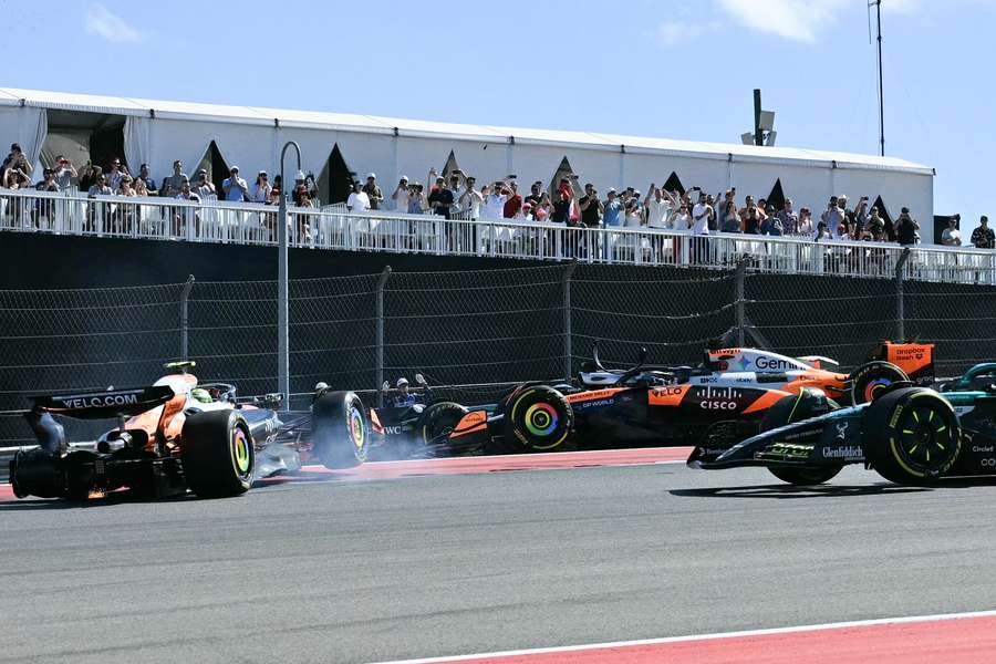 Momento del choque entre Piastri y Norris, el segundo consecutivo