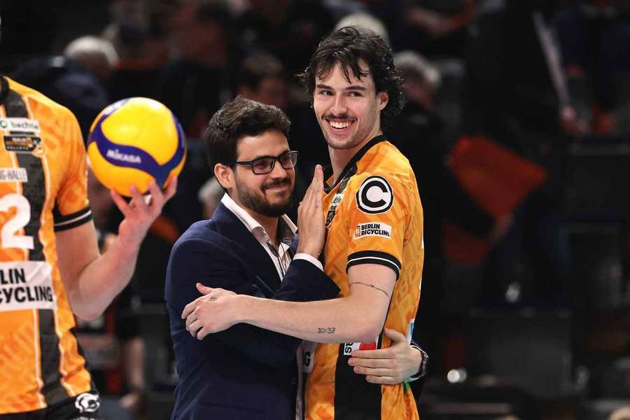 Trainer Alexandre Leal lacht und umarmt Nolan Flexen