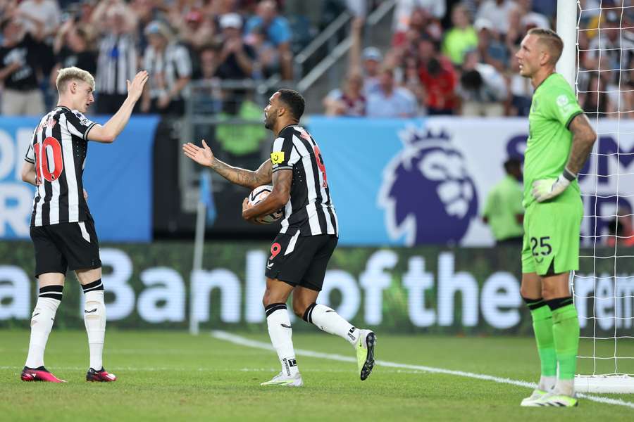 Callum Wilson of Newcastle United celebrates his goal with Anthony Gordon