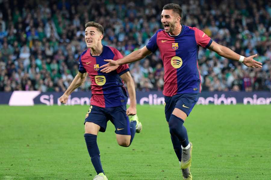 Gavi y Ferran celebran el segundo gol del Barça en el Villamarín
