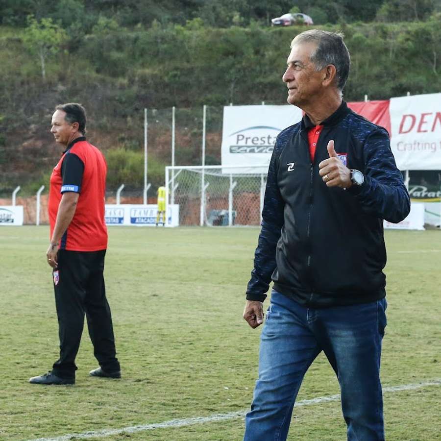 Treinador é formado em Educação Física Treinador é formado em Educação Física