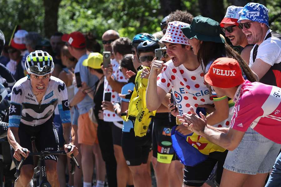 Enric Mas, animado por el público en la subida al Mont Ventoux