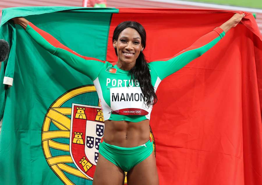 Patrícia Mamona com a bandeira portuguesa