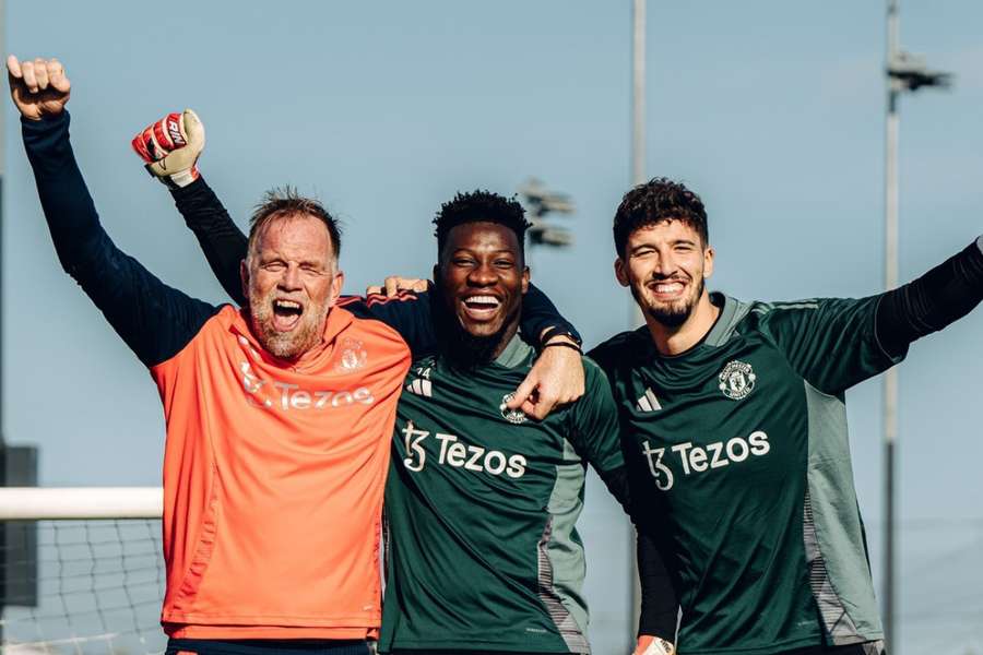 Onana (ao centro) e o preparador, Jelle ten Rouwelaar (à esquerda), em treino do United