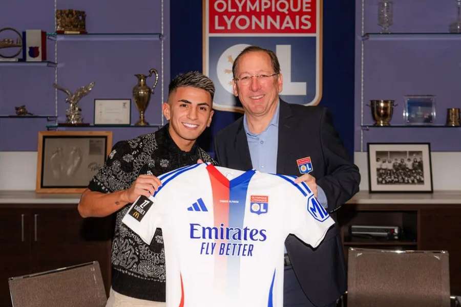 Thiago Almada acompanhado por John Textor