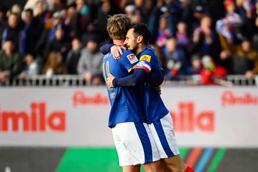 Umarmung zwischen den Kielern Harres (l.) und Skrzybski Umarmung zwischen den Kielern Harres (l.) und Skrzybski