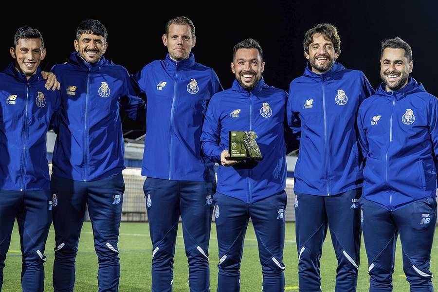 Francesco Farioli com a equipa técnica do FC Porto