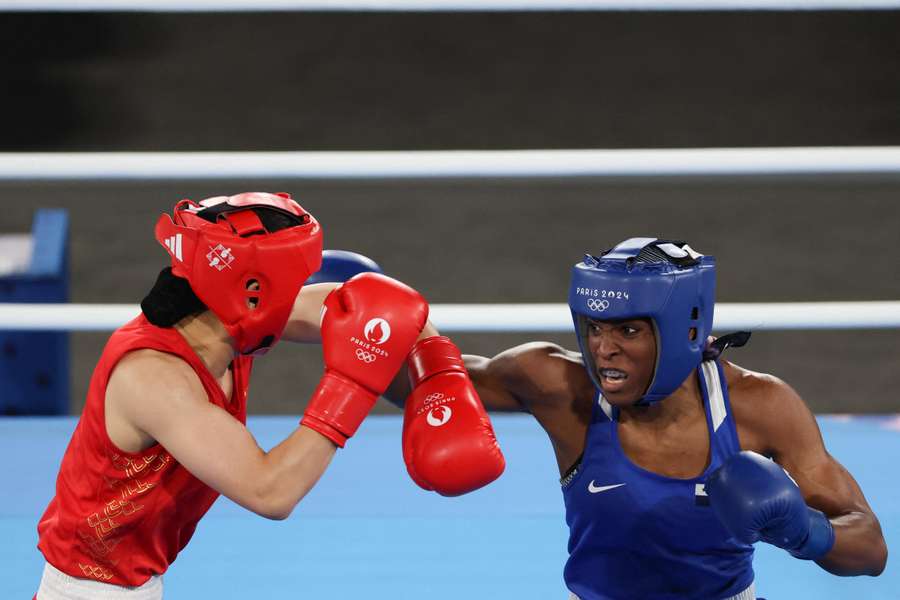 Li Qian (L) in de finale van de klasse tot 75 kg op de afgelopen Spelen in Parijs