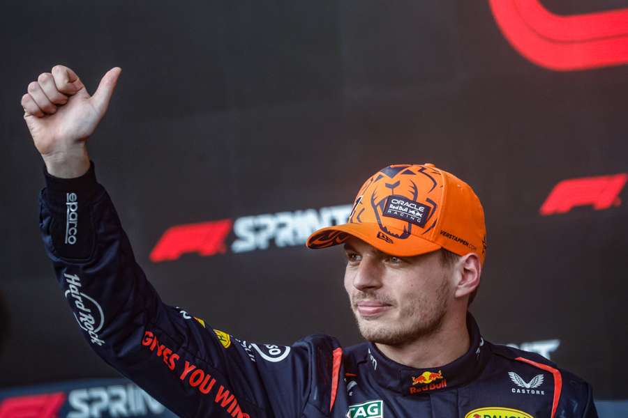 Max Verstappen de la Red Bull sărbătorește după ce a câștigat cursa de sprint