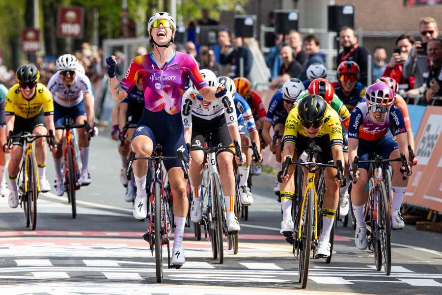 Lorena Wiebes juicht onterecht bij het bereiken van de finish