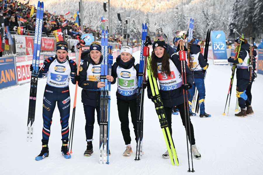 Víťazná francúzska štafeta, zľava Julia Simonová, Sophie Chauveauová, Jeanne Richardová a Lou Jeanmonnotová.