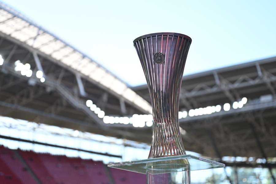 Trofej pro vítěze Konferenční ligy.
