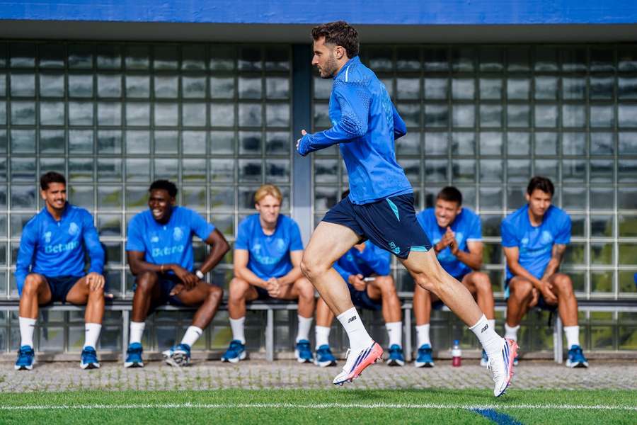 Santiago Gimenez diante do plantel do FC Porto Santiago Gimenez diante do plantel do FC Porto
