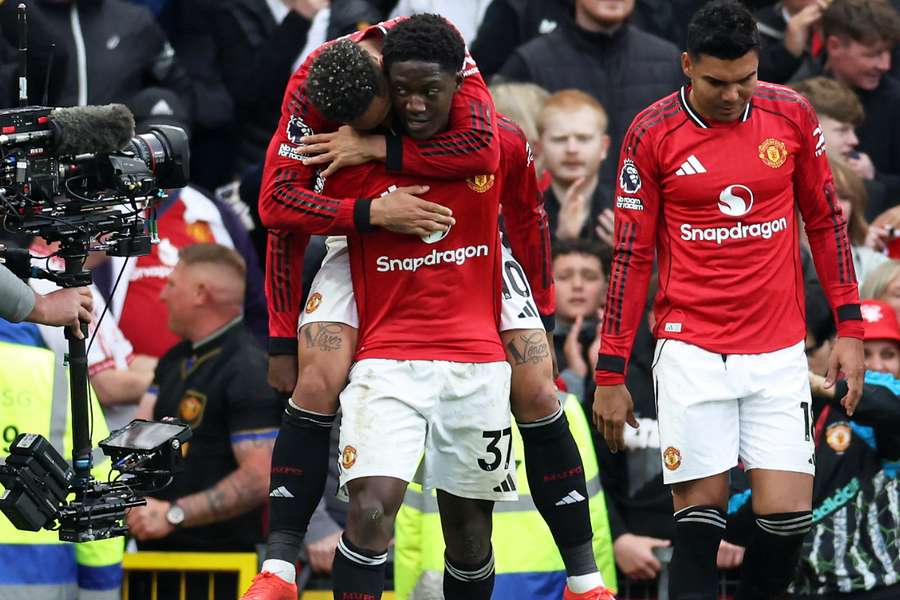Kobbie Mainoo é celebrado após marcar o gol da vitória do United 