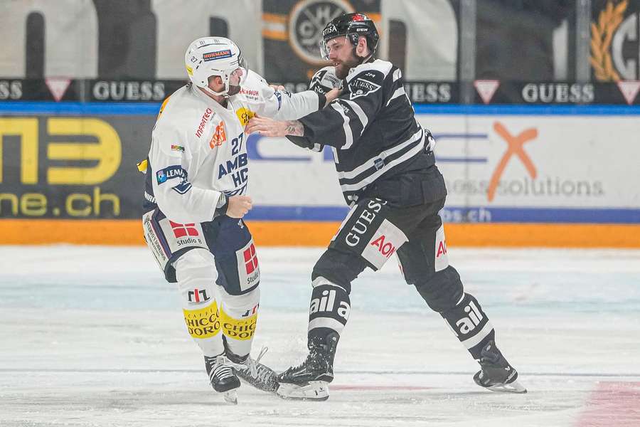 Sekáč v souboji s Dottim, kterého poslal k ledu jediným úderem. Sekáč v souboji s Dottim, kterého poslal k ledu jediným úderem.