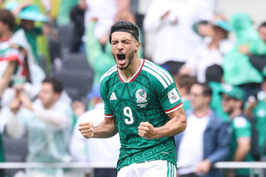 Raúl Jiménez marcou seu primeiro gol em Copas do Mundo contra a África do Sul