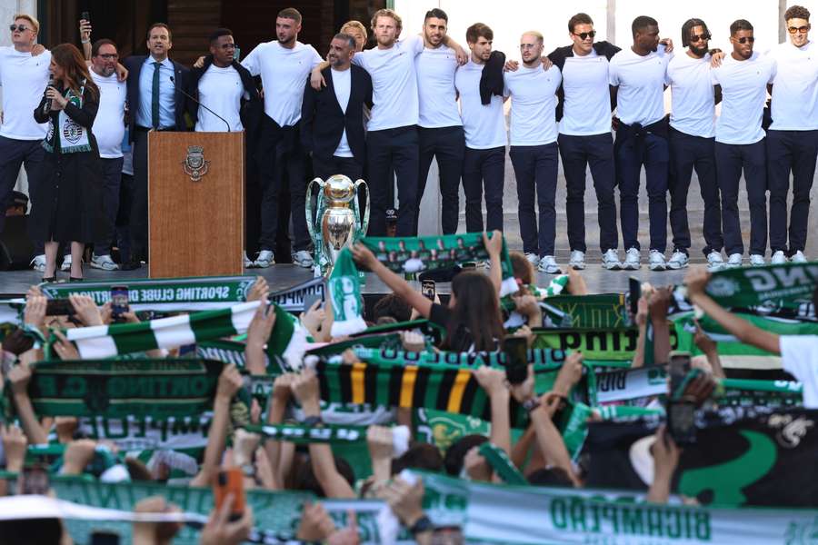 Varandas festeja com os adeptos na Câmara Municipal de Lisboa