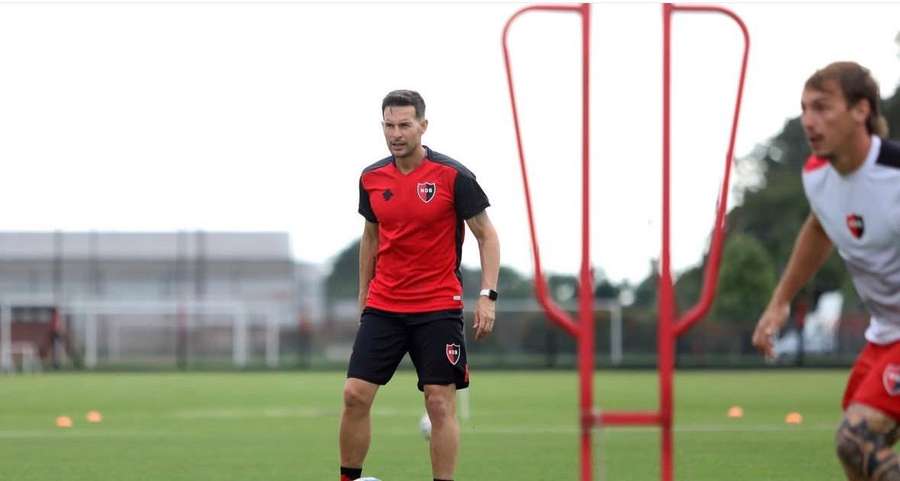 Juan Cruz Gill dirigiendo un entrenamiento