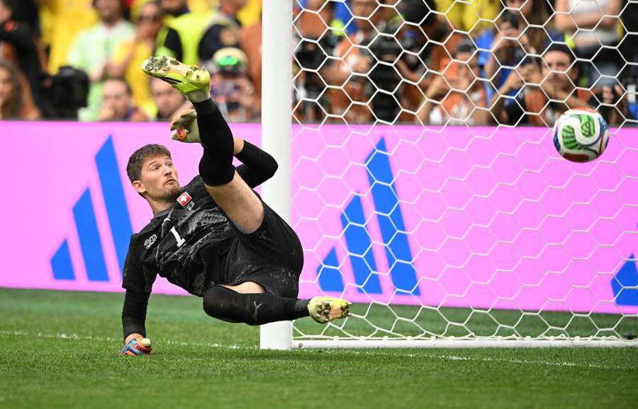 Kobel, goleiro da Suíça, em disputa contra a Colômbia Kobel, goleiro da Suíça, em disputa contra a Colômbia