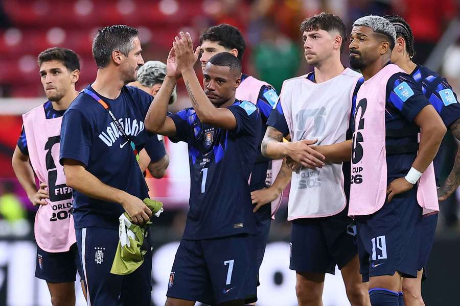 Uruguay, una de las grandes decepciones por su juego y por su comportamiento dentro del campo, está fuera del Mundial
