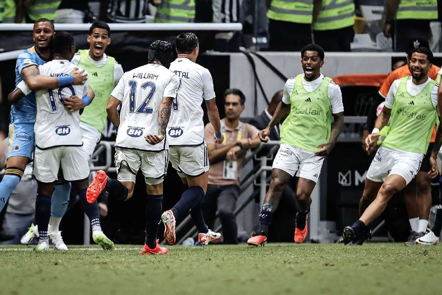 Jogadores do Cruzeiro celebram resultado histórico na casa do rival