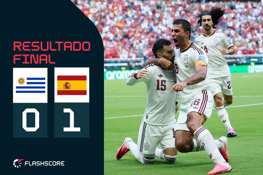 Baena, de joelhos, felicitado por Rodri com Cucurella a chegar