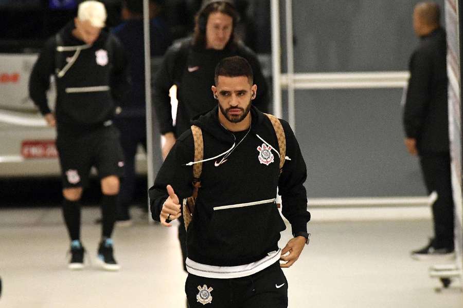 Renato Augusto durante chegada da equipe 