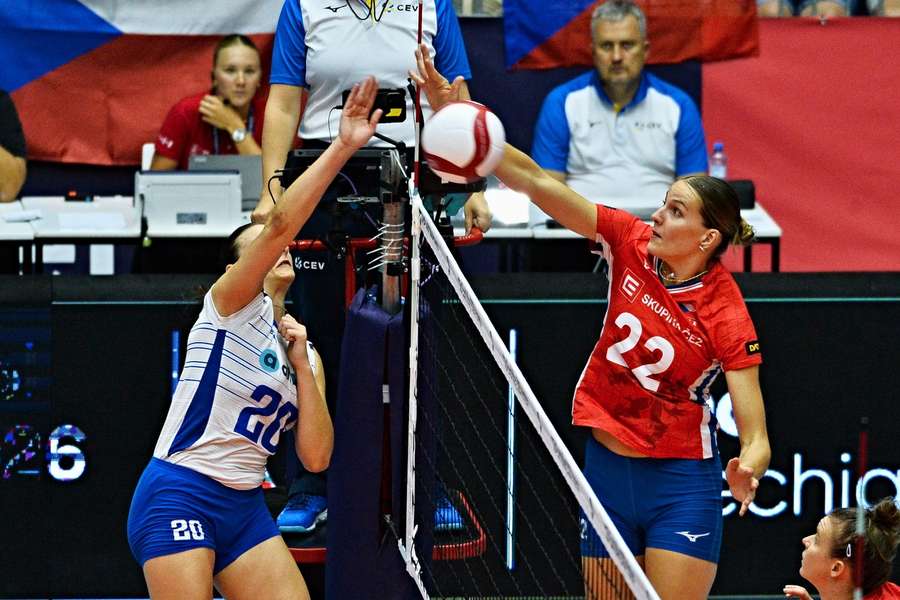 Gabriela Orvošová (vlevo) a Georgia-Loula Angelopuluová v zápase Česka s Řeckem.