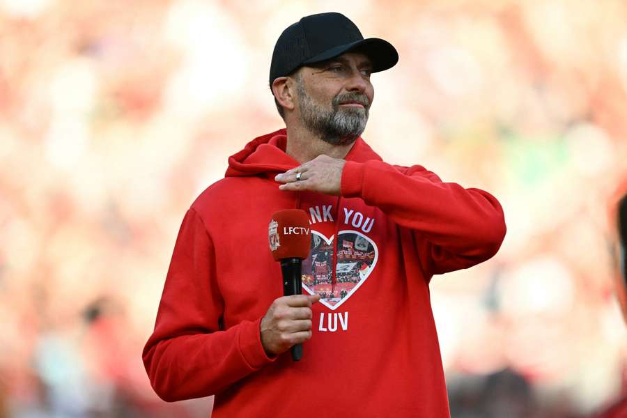 Jurgen Klopp spreekt de fans toe op Anfield na zijn laatste wedstrijd als Liverpool-manager