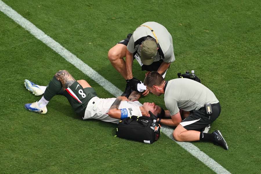 Enzo Fernández recebe atendimento médico durante partida entre Fluminense e Chelsea, pela semifinal do Mundial