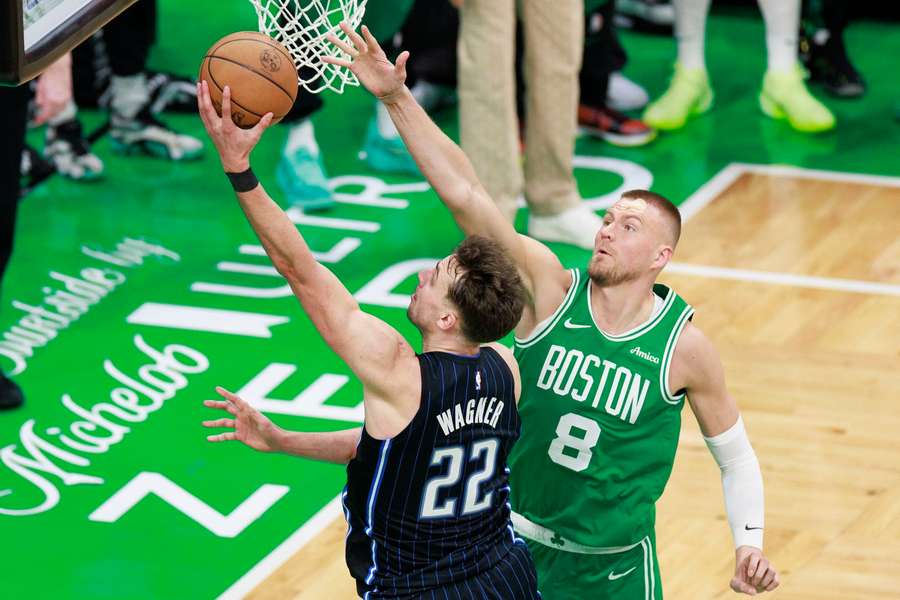 Franz Wagner (l.) und Kristaps Porzingis (r.)