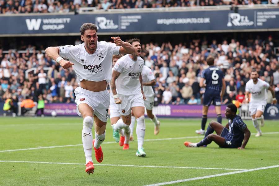 Konstantinos Mavropanos (l.) bejubelt den Ausgleich für West Ham bei Millwall. Konstantinos Mavropanos (l.) bejubelt den Ausgleich für West Ham bei Millwall.