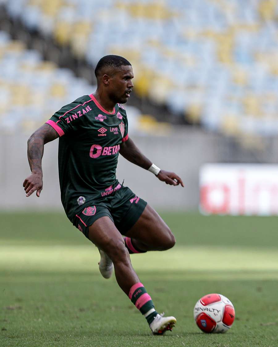 Douglas Costa está entre os relacionados do Flu