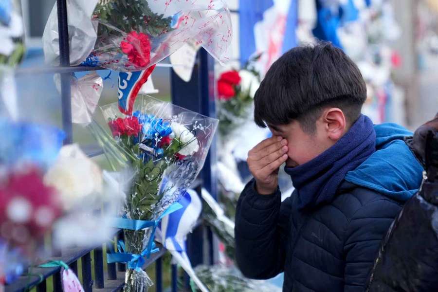 Torcedor emocionado no memorial ao ex-zagueiro na sede do Nacional