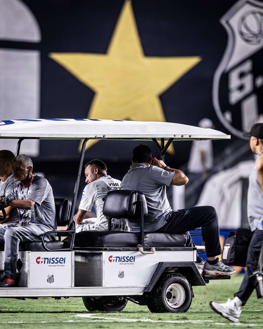 Neymar se machucou em Santos x Atlético-MG Neymar se machucou em Santos x Atlético-MG