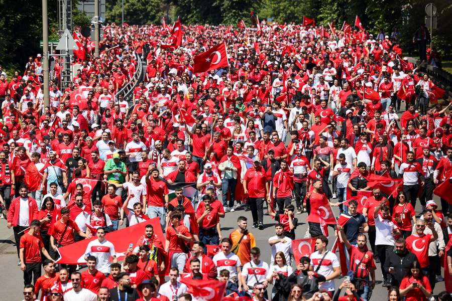 A imensa mancha vermelha turca a caminho do estádio