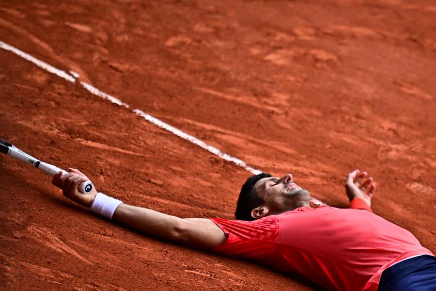 O sérvio no saibro francês após ganhar a final