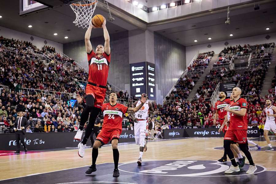 Elia Valtonen machaca el aro del Casademont Zaragoza