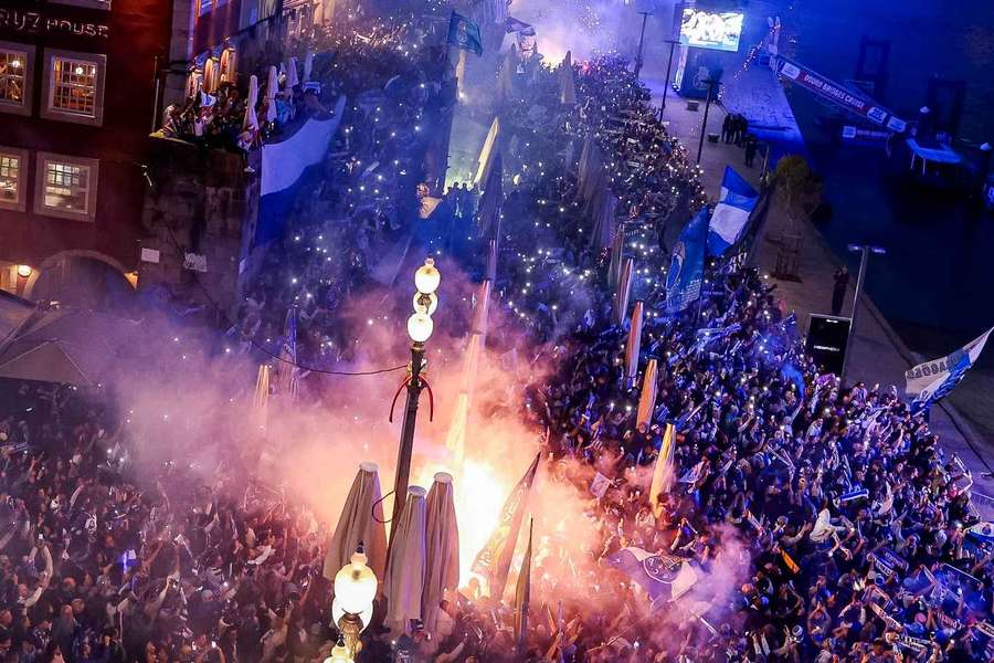 Milhares de pessoas esperaram pela equipa na Ribeira