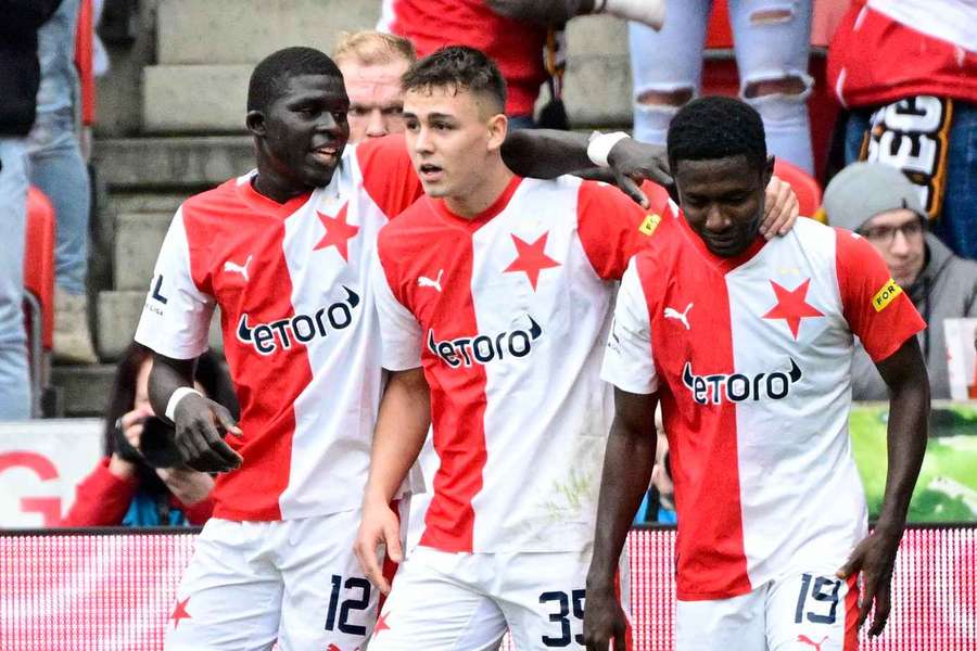 Malick Diouf po boku Matěje Juráska.