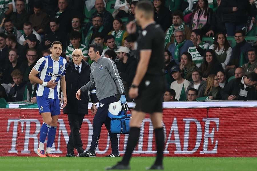 Bednarek saiu lesionado do jogo com o Sporting, da Taça de Portugal