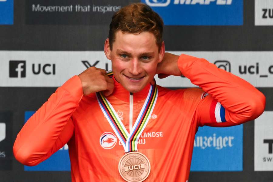 Mathieu van der Poel met zijn bronzen medaille in Zürich.