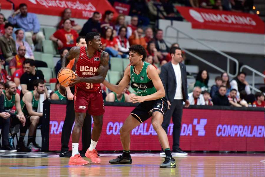 Ennis, con la posesión, ante Kraags