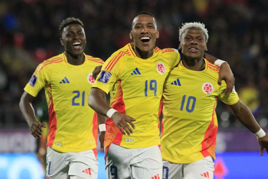 Jogadores da Colômbia celebram o golo