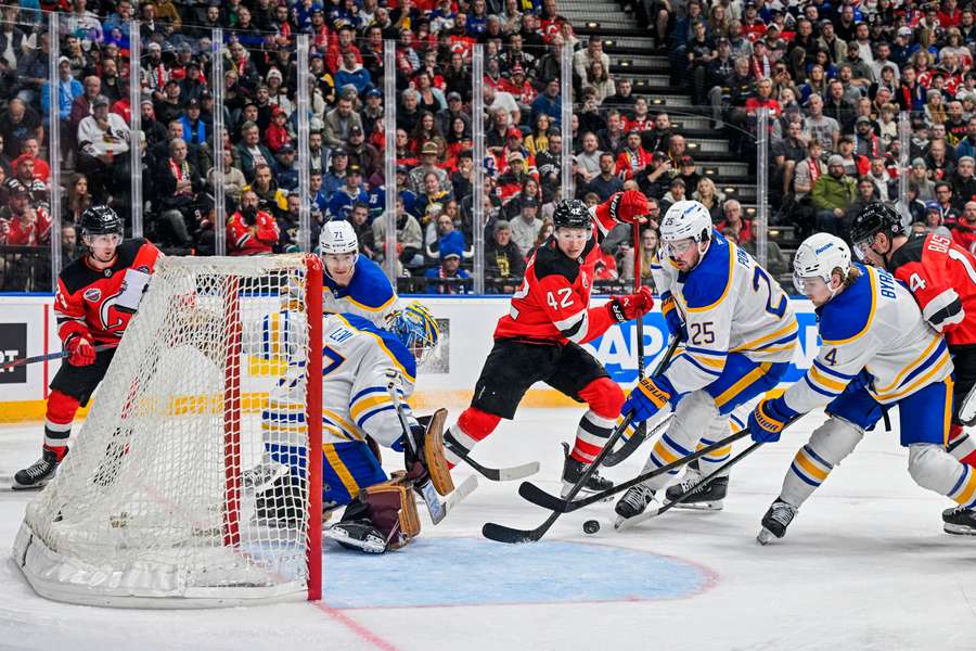 Zwycięska seria Devils w rozgrywkach NHL nadal trwa. Cotter w formie Zwycięska seria Devils w rozgrywkach NHL nadal trwa. Cotter w formie