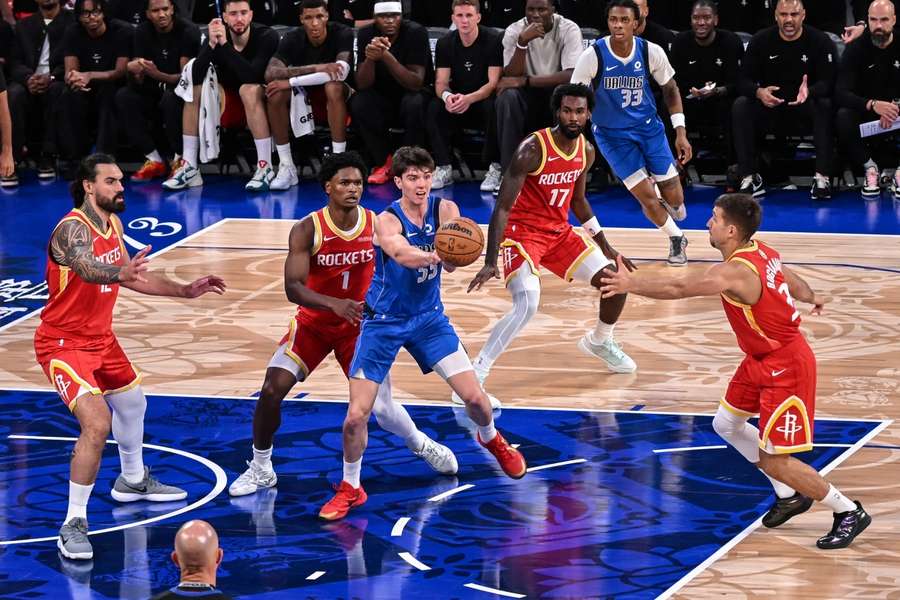 Sergio de Larrea durante el Dallas Mavericks-Houston Rockets en China Sergio de Larrea durante el Dallas Mavericks-Houston Rockets en China